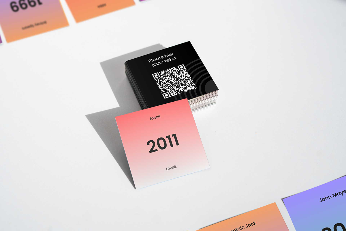 Eigen hitster kaartjes met QR-code en custom logo naast origineel hitster spel