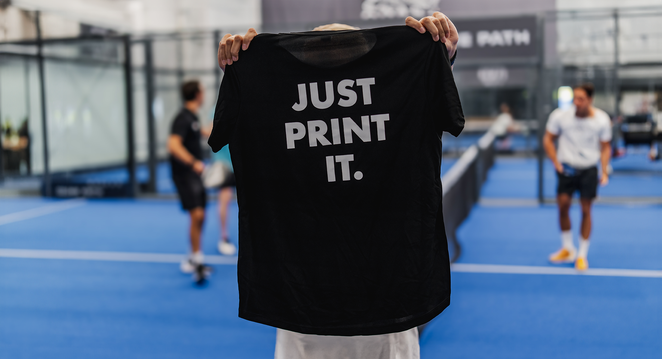 bedrukt sportshirt omhooggehouden met Just Print It