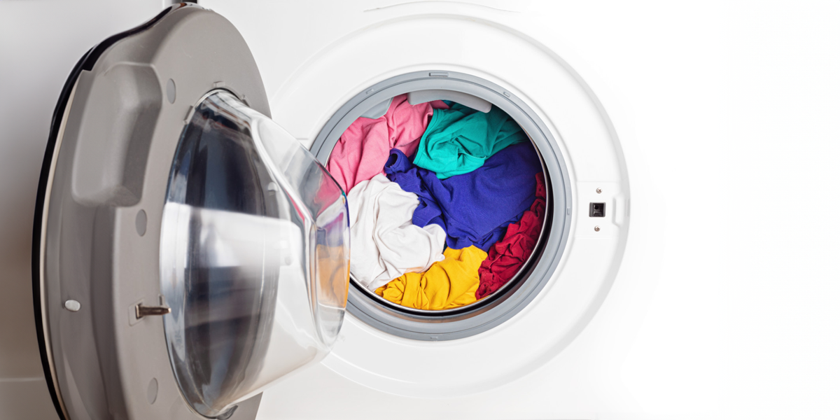 Bedrukte kleding na het wassen uitdrogen.