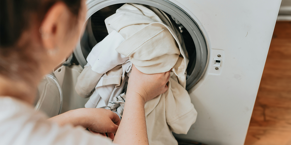 Bedrukte kleding binnenstebuiten wassen voor het behoud van de print.