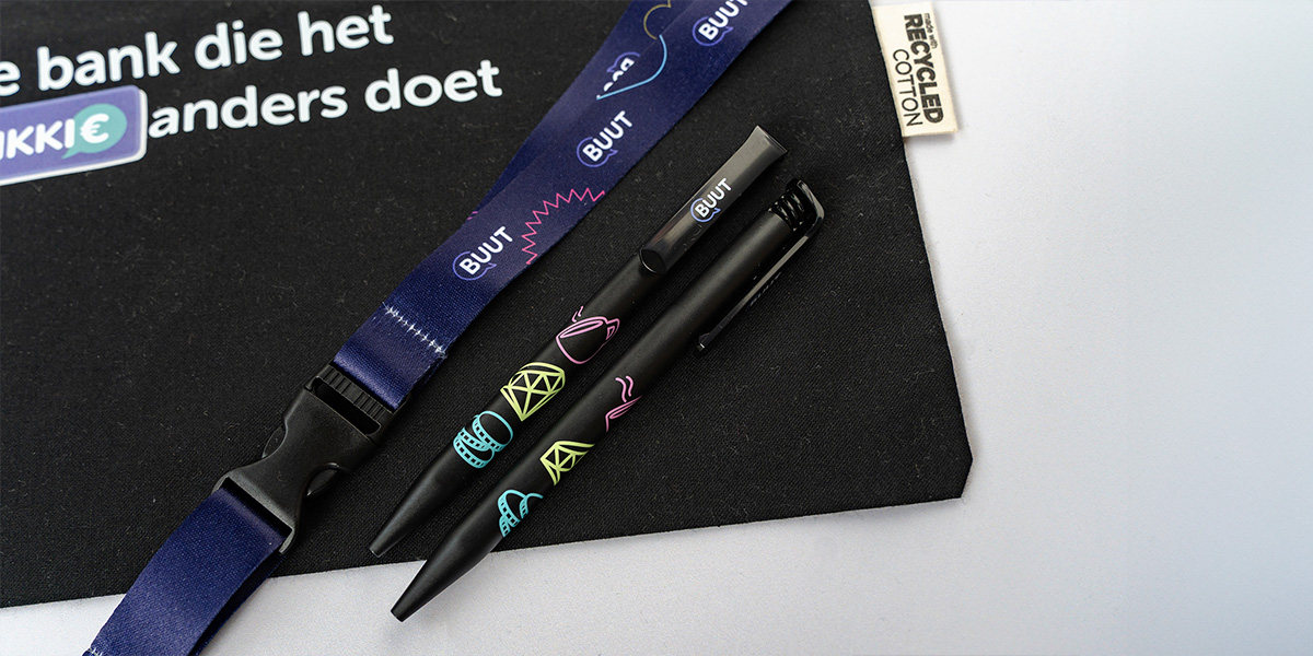 Bedrukte promotieartikelen voor BUUT waaronder duurzame canvas tassen pennen en keycords en stickers