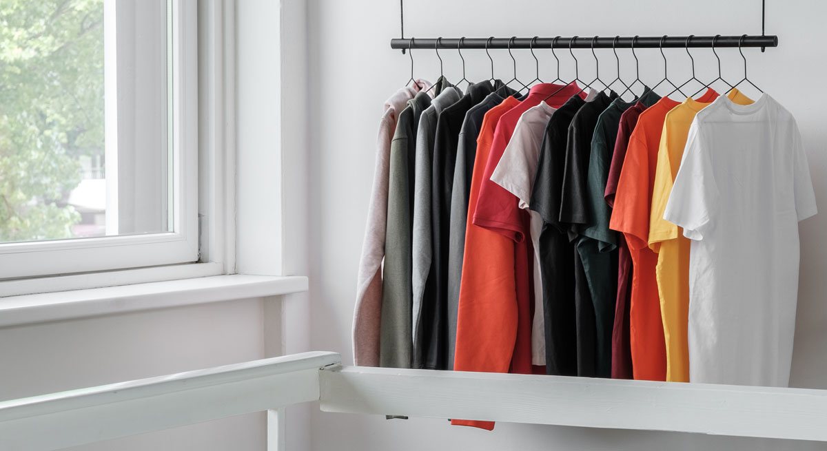 Bedrukte promotiekleding op een rek. Overzicht van verschillende textielsoorten.