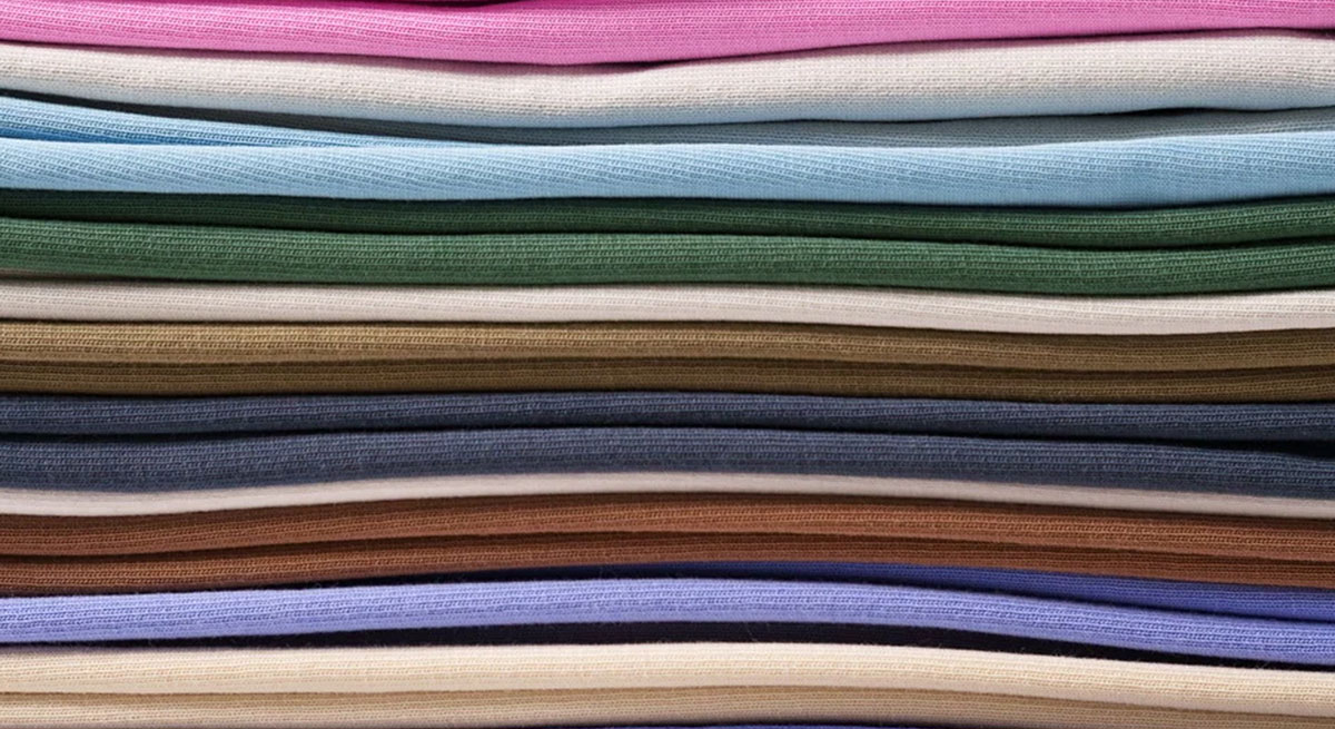 Verschillende kleuren t-shirt op een stapel voor kleding bedrukken.